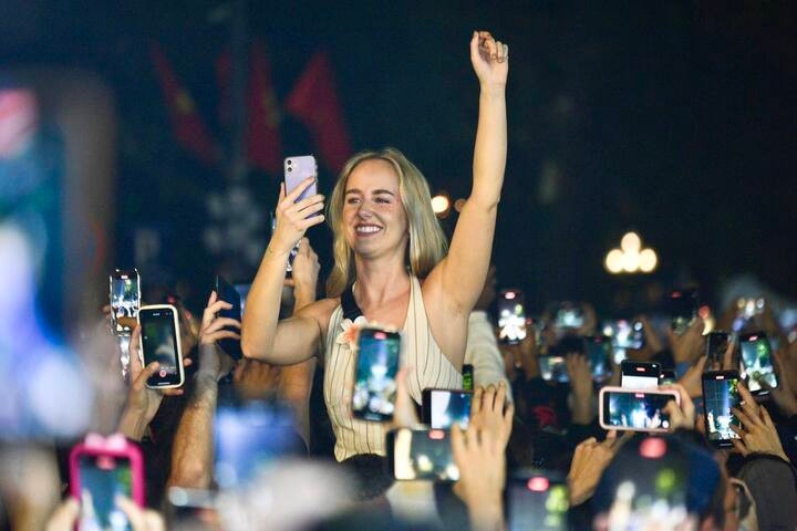 Người dân cả nước nô nức ra đường đón năm mới - 20