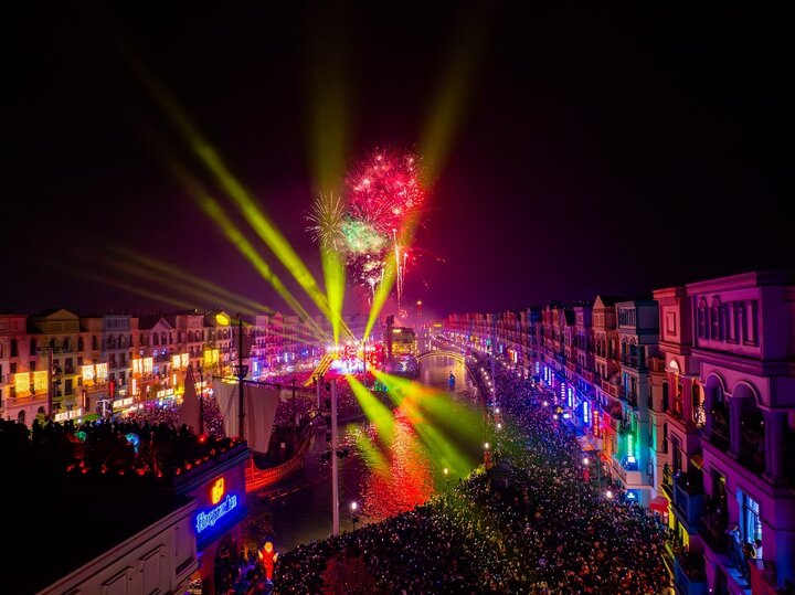 Tại miền Bắc, siêu quần thể Grand World Hà Nội (Vinhomes Ocean Park 3) thu hút gần 160.000 du khách đến cùng đón năm mới trong giai điệu Happy New Year và các show diễn tráng lệ, các hoạt động giải trí đỉnh cao, cùng màn trình diễn pháo hoa mãn nhãn.