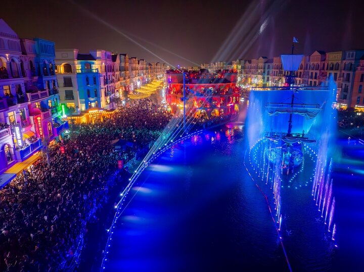 Show thực cảnh The Grand Voyage với công nghệ 3D Mapping trên sân khấu thuyền lớn nhất châu Á cũng đã mãn nhãn hàng nghìn du khách thưởng lãm tối qua. Đây là show diễn miễn phí diễn ra mỗi tối với sự góp mặt của 62 diễn viên cùng công nghệ biểu diễn, âm thanh ánh sáng, nhạc nước hiện đại hàng đầu.