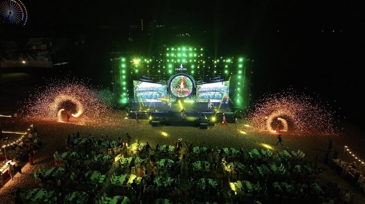 Sức công phá cực đỉnh của chuỗi đại nhạc hội countdown tại Phú Quốc United Center tiếp tục cộng hưởng từ dạ tiệc chủ đề “Đêm may mắn” mùa thứ 2 tại quảng trường Corona Resort & Casino, đưa hàng ngàn khán giả vào hành trình âm nhạc ngập tràn hứng khởi và phấn khích đến tận 1h sáng ngày đầu năm mới.