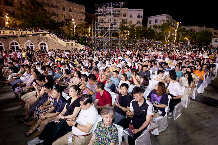Ước tính 50 ngàn khán giả đổ về Sunset Town xem Countdown 2024, chiêm ngưỡng pháo hoa và trải nghiệm chợ đêm Vui Phết.
