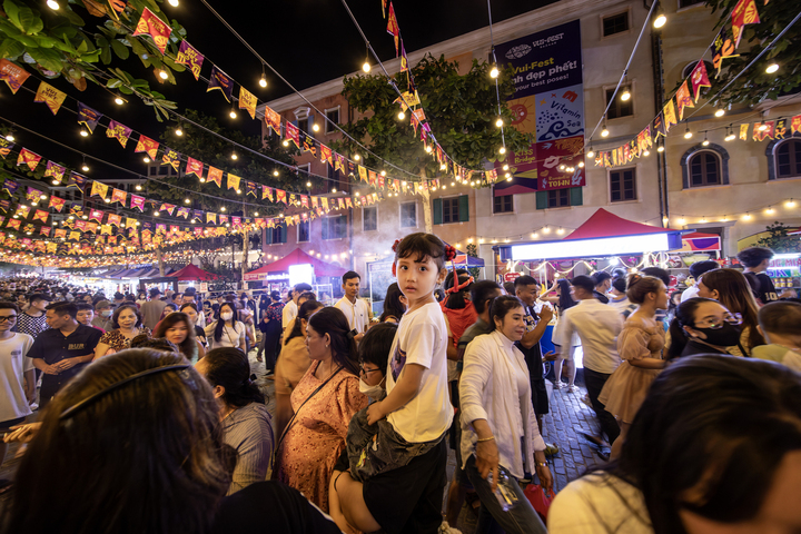 Chợ đêm Vui Phết mở cửa đến 5h sáng tạo nên đêm giao thừa không ngủ ở Sunset Town Phú Quốc.