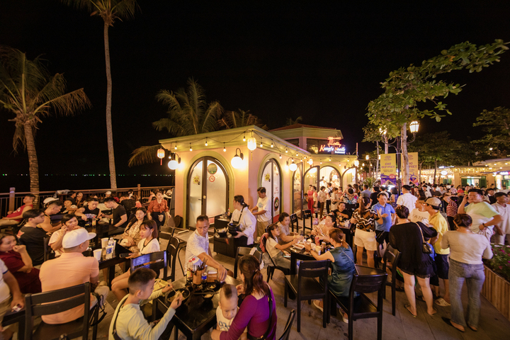 Phú Quốc: Cả vạn người đổ về Sunset Town ngắm pháo hoa - 14