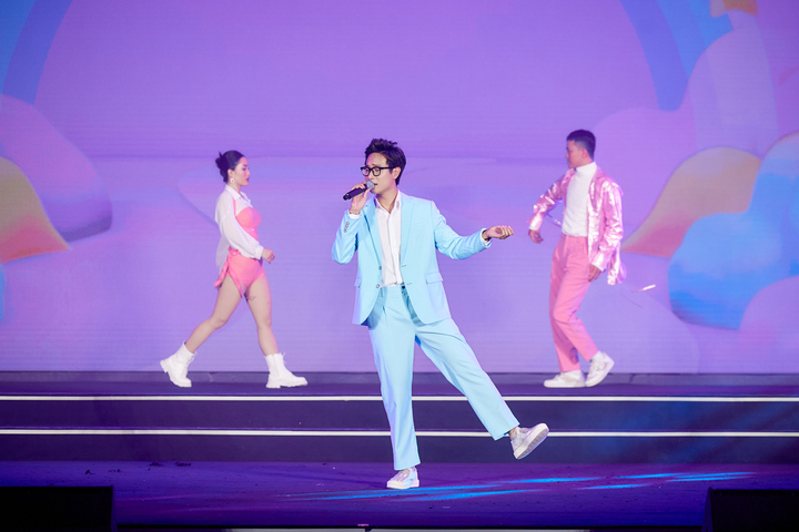 Quán quân Vietnam Idol Hà An Huy mang chất riêng trong giọng hát và phong cách thời thượng tới sân khấu Countdown, chinh phục hoàn toàn các khán giả trẻ.