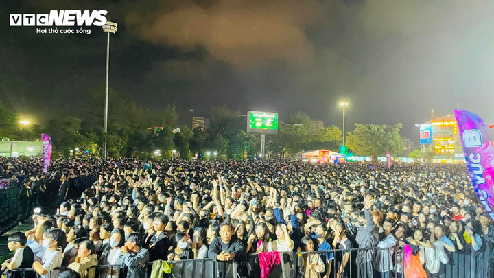 Hàng vạn người dân tham gia 'Quy Nhon New Year Countdown 2024'.