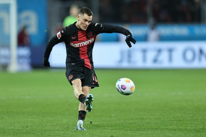 Florian Wirtz (Bayer Leverkusen, 100 triệu euro) là một trong 2 tài năng trẻ được đánh giá cao nhất của bóng đá Đức hiện tại. Mới 20 tuổi, anh ra sân 14 trận cho đội tuyển quốc gia. Từng dính chấn thương dây chằng phải nghỉ thi đấu gần một năm nhưng Wirtz nhanh chóng lấy lại phong độ cao.