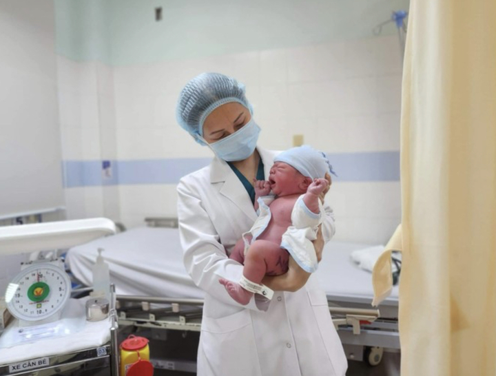Một em bé chào đời tại Bệnh viện Từ Dũ vào đúng giao thừa.