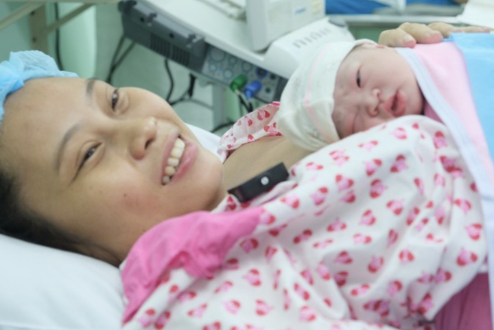 Bé chào đời được áp dụng "da kề da" với mẹ.