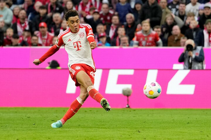 Jamaal Musiala (Bayern Munich, 110 triệu euro) được đánh giá cao từ năm 17 tuổi. Việc tiền vệ này quyết định chọn khoác áo đội tuyển Đức dù từng thi đấu cho cấp độ trẻ của đội tuyển Anh khiến không ít cổ động viên xứ sương mù tiếc nuối.