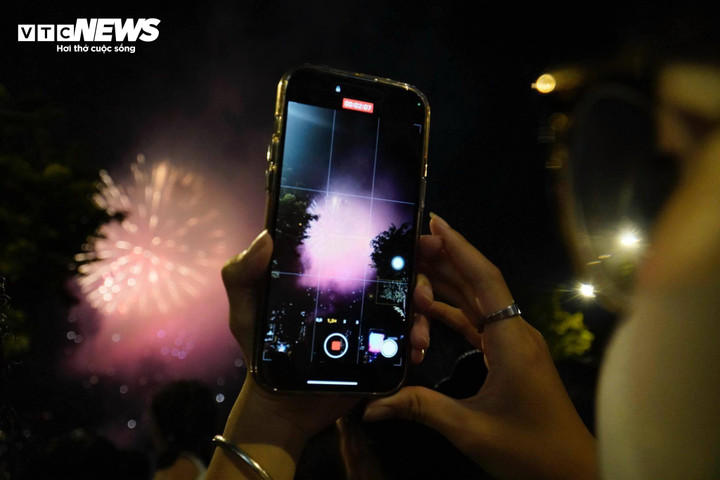 Người dân ghi lại khoảnh khắc chuyển giao giữa năm cũ và năm mới.