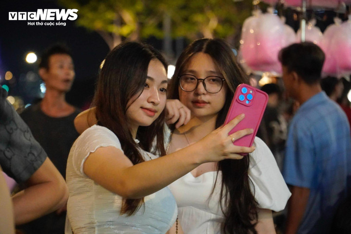 Đôi bạn cùng nhau check-in trong khoảnh khắc Giao thừa.