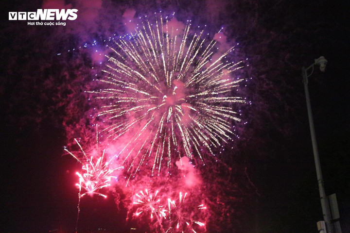 Đúng 0h, hàng tràng pháo hoa vụt sáng trên bầu trời TP.HCM.