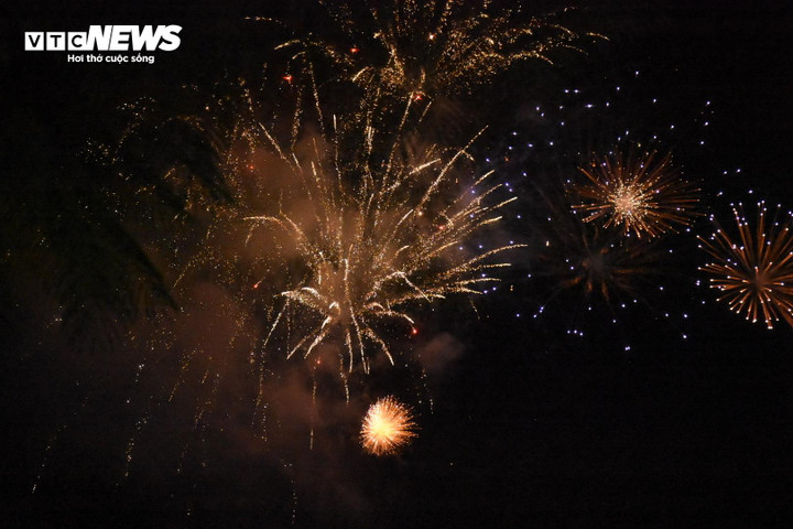 Người dân cả nước nô nức ra đường đón năm mới - 12