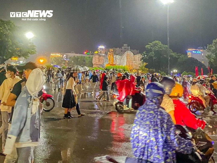 Dù trời mưa, nhưng người dân vẫn ra đường rất đông để đón chào năm mới.