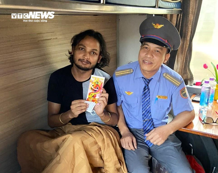 Niềm vui bất ngờ trên những chuyến tàu ngày đầu năm mới 2024 - 8