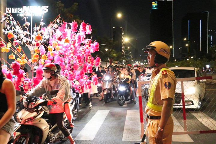 Tại khu vực trung tâm quận 1, lực lượng CSGT căng mình điều tiết giao thông, hướng dẫn người dân di chuyển theo lộ trình mới để tránh đi vào đường Nguyễn Huệ (đoạn từ đường Lê Thánh Tôn đến đường Tôn Đức Thắng).