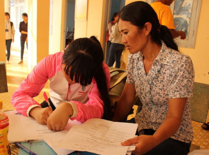 Việc khích lệ các con thì ít mà khoe thành tích thì nhiều (Ảnh: T.T)