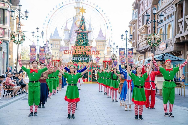 Tại Phú Quốc, bầu không khí lễ hội tưng bừng chào đón năm 2024 không ngừng thăng hoa, lan tỏa khắp siêu quần thể Phú Quốc United Center suốt từ chiều với Lễ diễu hành Wake Up Santa trên toàn điểm đến, Lễ hội ẩm thực Giáng sinh Copenhagen tại VinWonders hay lễ hội Giáng sinh xanh Eco Wonder Xmas tại Vinpearl Safari. Đến tối, bộ 3 dạ tiệc và nhạc hội countdown hoành tráng, mãn nhãn đã làm nên khoảnh khắc đón năm mới thăng hoa tại “điểm đến lễ hội mới của thế giới”.