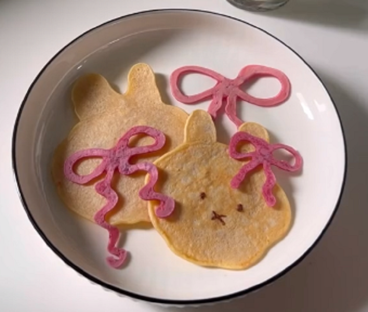 Những chiếc nơ hồng được làm bằng bột mỳ có thể ăn được. (Ảnh: Knowyourmeme)