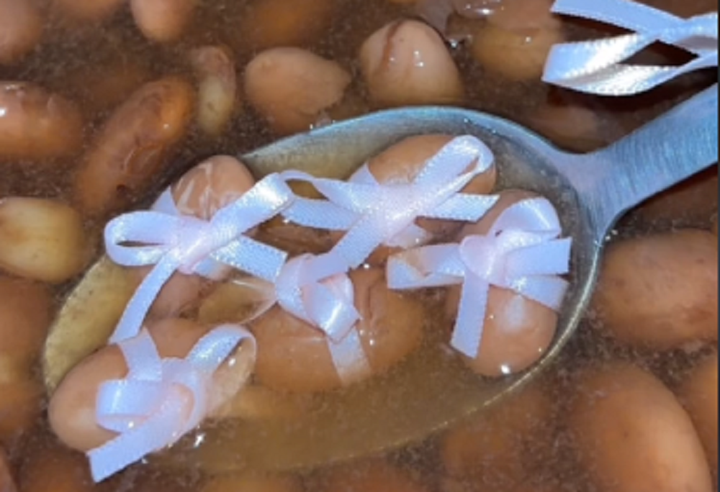 Chủ nhân của bức hình này kỳ công thắt nơ cho từng hạt đậu. (Ảnh: Knowyourmeme)