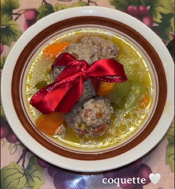 Chiếc nơ đỏ thắt gọn gàng trên cục thịt xá xíu. (Ảnh: Knowyourmeme)