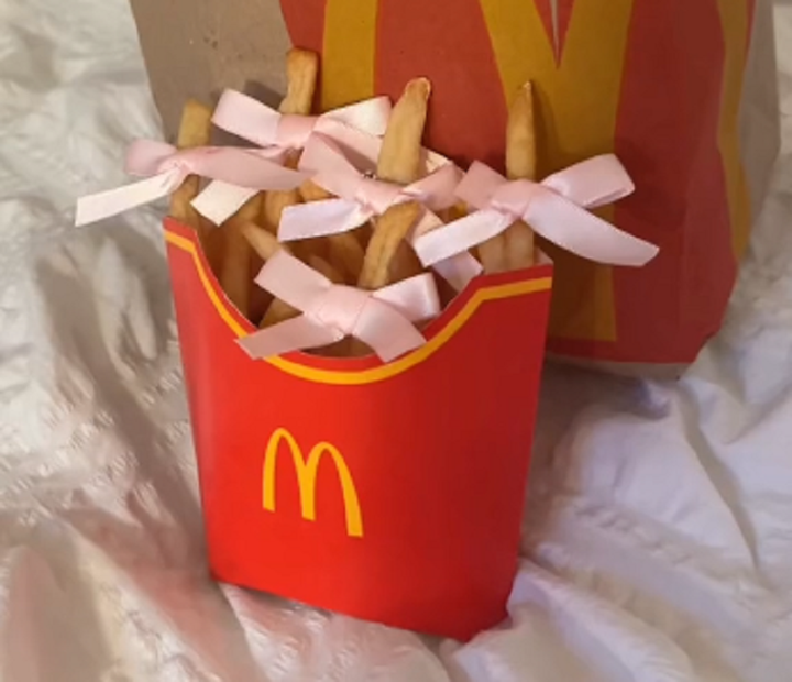 Những chiếc nơ hồng được thắt vào từng miếng khoai tây chiên. (Ảnh: Knowyourmeme)