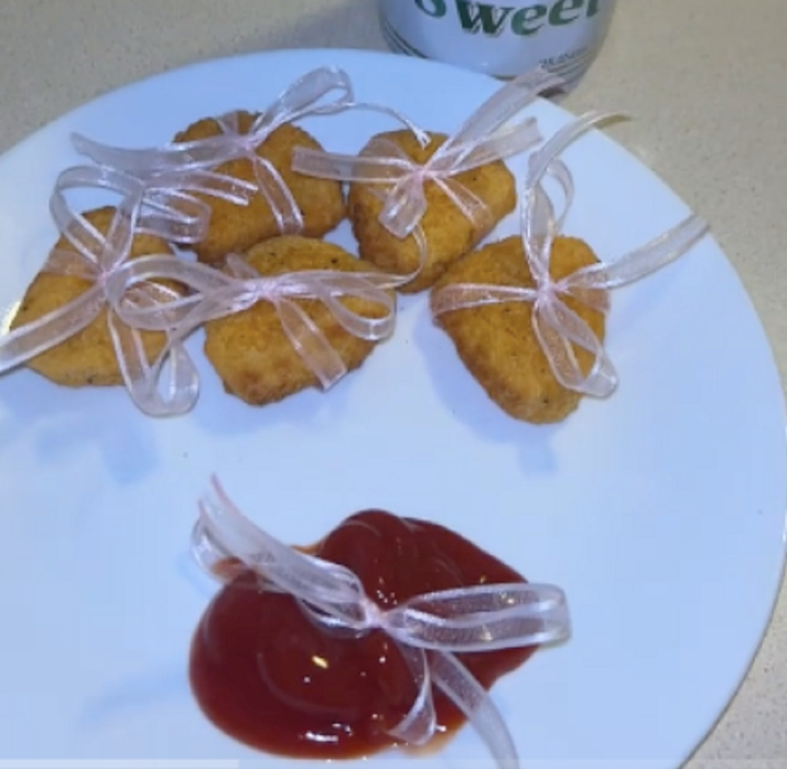 Đến cả tương ớt cũng có nơ. (Ảnh: Ebaumsworld)