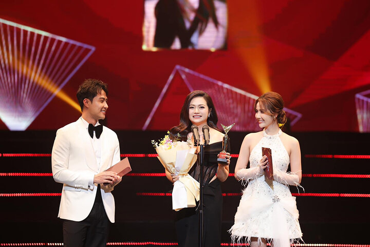 Tại lễ trao giải VTV Awards 2023, Kiều Anh chiến thắng hạng mục "Diễn viên nữ ấn tượng" với vai Phương trong phim "Gia đình mình vui bất thình lình". Ở đêm trao giải, nữ diễn viên diện chiếc đầm đen gợi cảm của NTK Hà Thanh Việt, khoe sắc vóc tuổi 42.