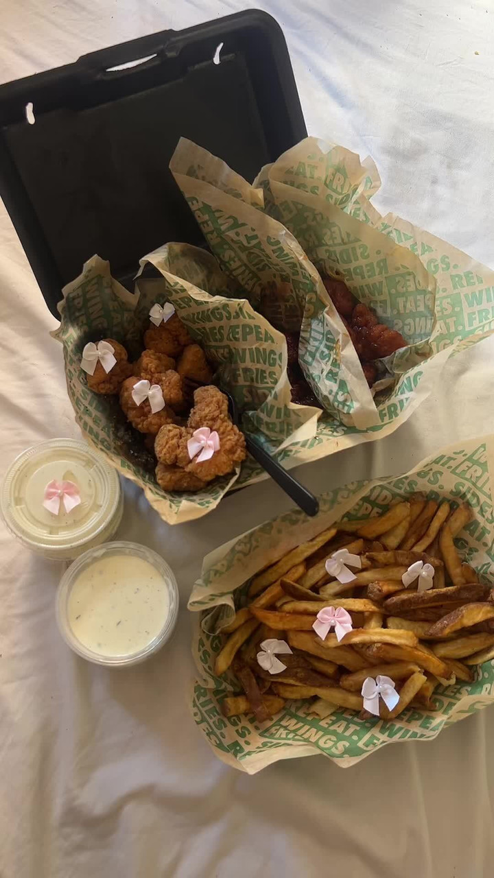 Món gà rán và khoai tây chiên trở nên dễ thương hơn khi được thắt nơ nhí. (Ảnh: Knowyourmeme)