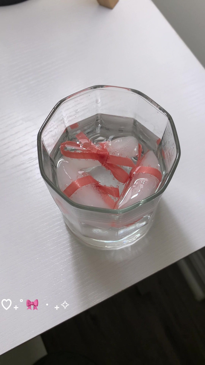 Đến cả đá lạnh cũng đeo nơ. (Ảnh: Knowyourmeme)