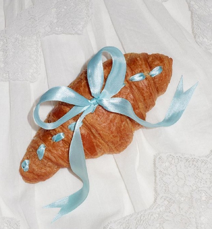 Bánh sừng bò được tô điểm nơ xanh nổi bật. (Ảnh: Lina Sun Park)