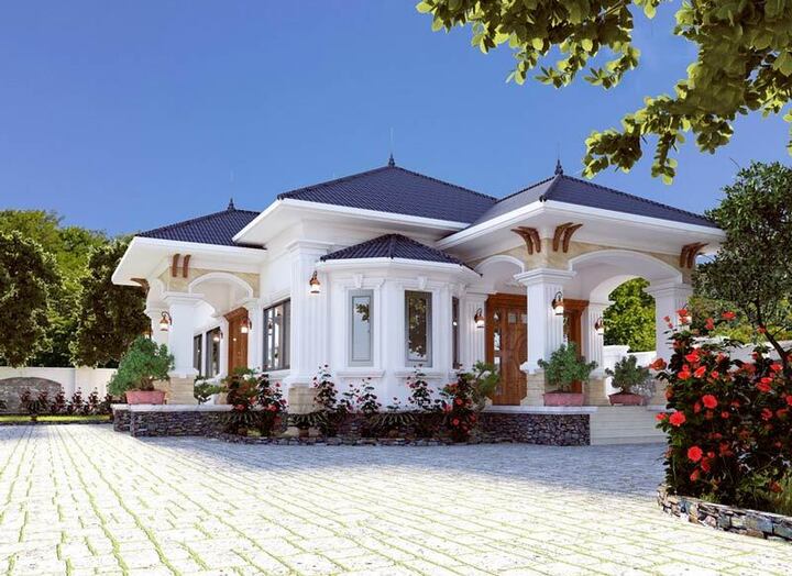 Thiết kế nhà lấy tone màu trắng làm chủ đạo kết hợp với hệ mái thái màu xanh và màu nâu gỗ của khung cửa phối hợp ăn ý giúp thu hút mọi ánh nhìn một cách hiệu quả nhất.