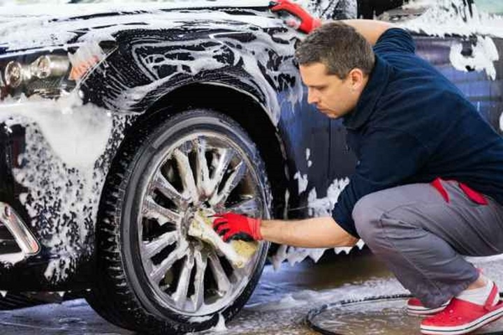 Rửa sạch xe là điều không thể quên trước khi bán. (Ảnh minh họa).