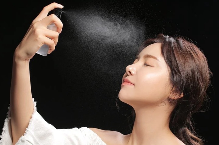 Xịt khoáng thường xuyên để da luôn được cấp ẩm.