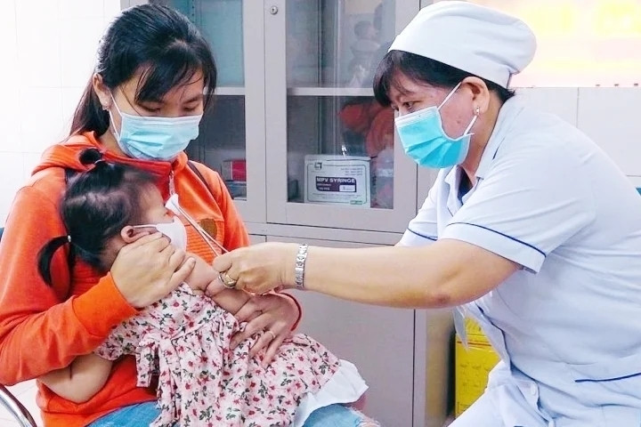 Theo Bộ Y tế, số lượng vaccine đặt hàng đủ để tiêm chủng bù mũi cho trẻ em chưa được tiêm trong năm 2023. (Ảnh minh hoạ)
