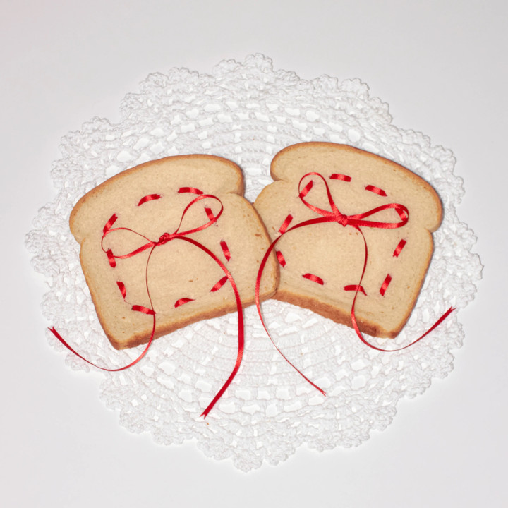 Món bánh mỳ được kết nơ kỳ công. (Ảnh: Vogue)