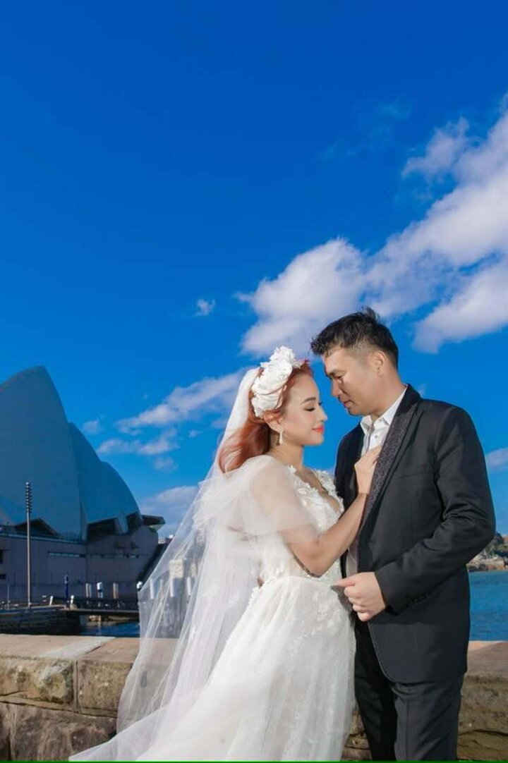 MC Vân Hugo vừa hé lộ trọn bộ ảnh cưới được chụp tại Úc cùng chồng doanh nhân Đặng Hùng Cường.
