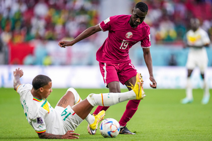 Mặt cỏ là yếu tố mà HLV Philippe Troussier đòi hỏi cao để phục vụ lối chơi kiểm soát bóng của đội tuyển Việt Nam. (Ảnh: Getty)