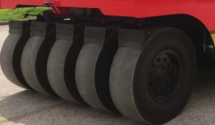 Khi tham gia giao thông lái xe lu bánh lốp không được chạy quá 40km/h