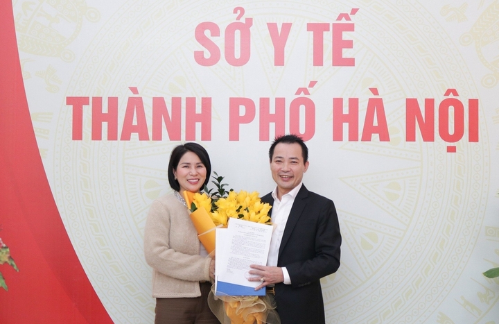 TS. BS. Trần Thị Nhị Hà - Giám đốc Sở Y tế Hà Nội tặng hoa và giao nhiệm vụ mới cho TS. BSCKII. Mai Trọng Hưng.