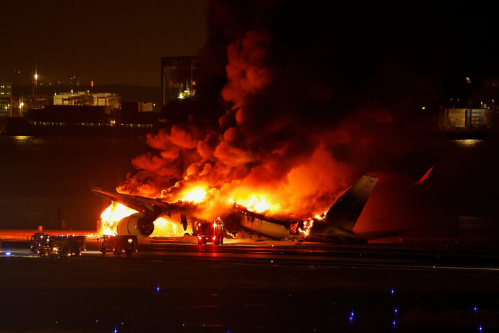 Ngọn lửa bao trùm chiếc máy bay A350 sau khi toàn bộ hành khách và phi hành đoàn sơ tán. (Ảnh: Reuters)