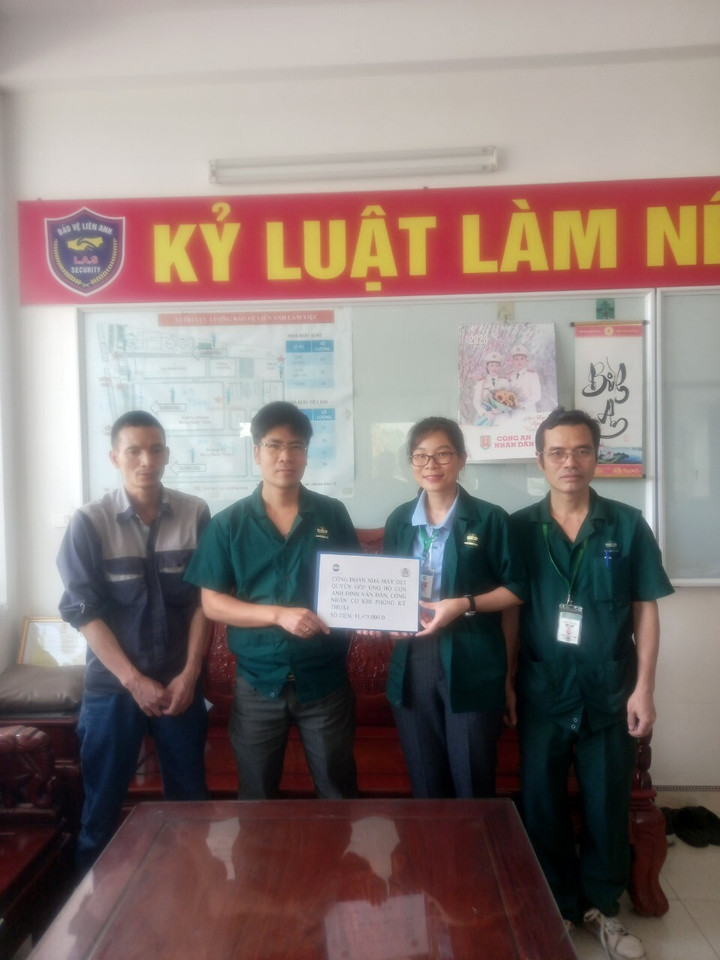 Công đoàn bộ phận tại KCN Bảo Minh tặng quà cho người lao động có hoàn cảnh khó khăn.