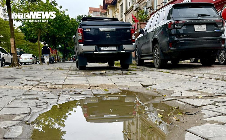 Vỉa hè nhanh nát cũng có một phần nguyên nhân từ những chiếc ô tô. (Ảnh: Ngô Trần)