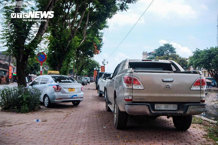 Nhiều đoạn vỉa hè trở thành bãi đỗ xe. (Ảnh: Đắc Huy)