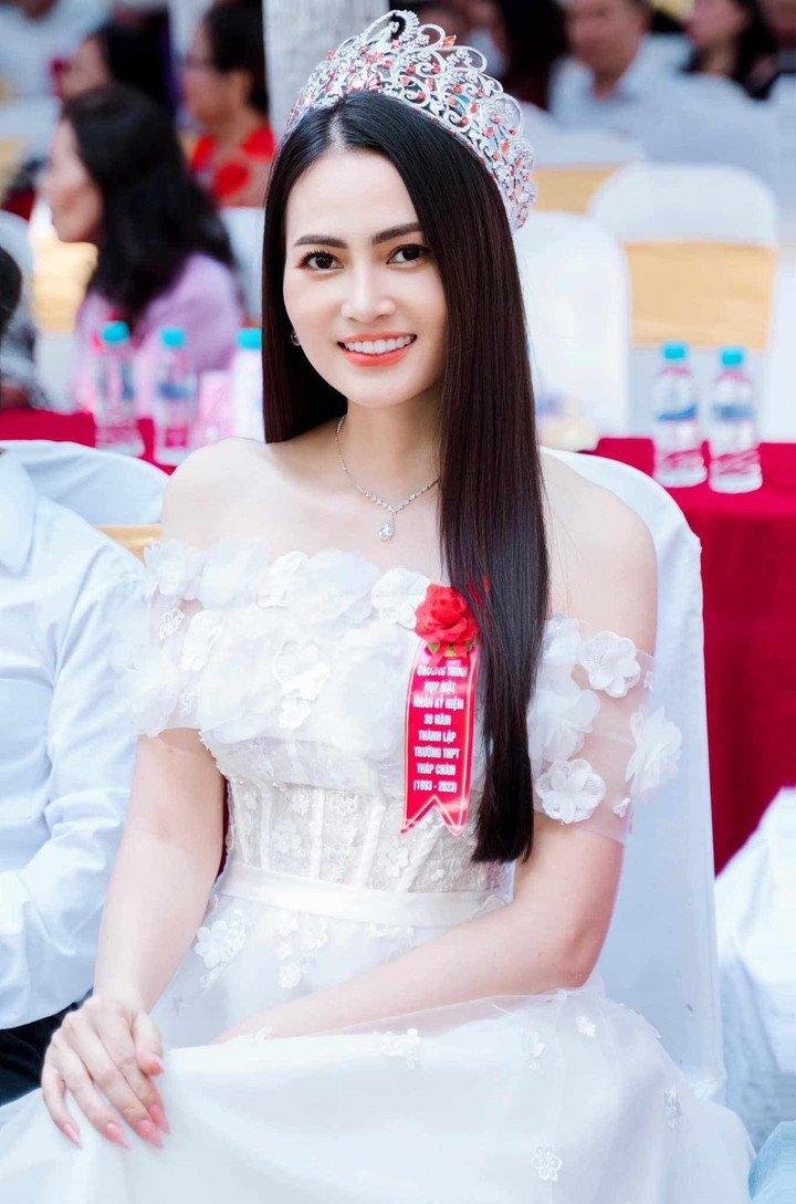 Bích Hạnh sinh năm 1986, cô đăng quang Mrs World Vietnam 2022. Sau khi trở thành Hoa hậu, người đẹp vừa tham gia các hoạt động của làng giải trí vừa chu toàn việc điều hành công ty.