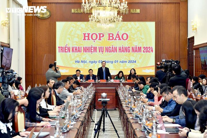 Phó Thống đốc Đào Minh Tú tại họp báo Triển khai nhiệm vụ ngân hàng năm 2024.