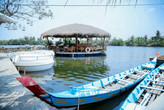 Làng du lịch Tre Việt.