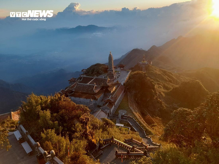 Trước đó, những ngày cuối tháng 11 và tháng 12/2023, Fansipan cũng 5 lần xuất hiện băng giá, sương muối. Trong đó, đợt băng giá xuất hiện tối 25/12 và sáng sớm 26/12 là dày nhất và kéo dài lâu nhất trong năm.