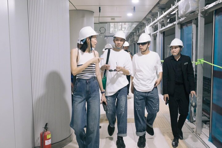 Hai NTK Vũ Ngọc và Son (ở giữa) tham gia khảo sát địa điểm nhà Ga Metro Nhà hát TP.HCM để tổ chức show thời trang dù chưa hoàn tất việc xin cấp phép biểu diễn.