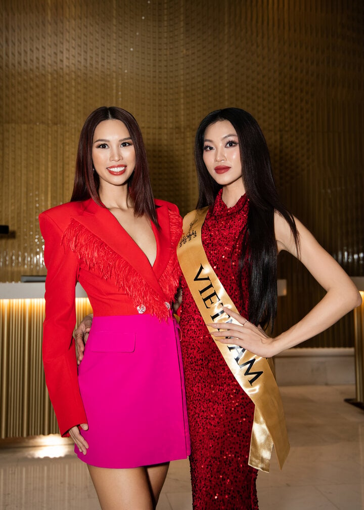 Hà Anh cùng đại diện của Việt Nam tại cuộc thi Miss Global 2023.